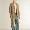 Blazer pentru bărbați, cu un singur rând de nasturi, din amestec de in de culoare nisipiu, cu model chevron. Blazer pentru bărbați, cu un singur rând de nasturi, din amestec de in de culoare nisipiu, cu model chevron.