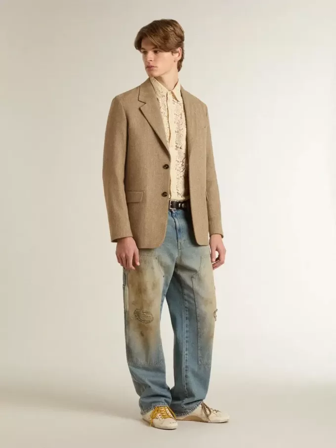 Blazer pentru bărbați, cu un singur rând de nasturi, din amestec de in de culoare nisipiu, cu model chevron. Blazer pentru bărbați, cu un singur rând de nasturi, din amestec de in de culoare nisipiu, cu model chevron.