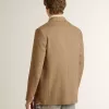 Blazer pentru bărbați, cu un singur rând de nasturi, din amestec de in de culoare nisipiu, cu model chevron. Blazer pentru bărbați, cu un singur rând de nasturi, din amestec de in de culoare nisipiu, cu model chevron.