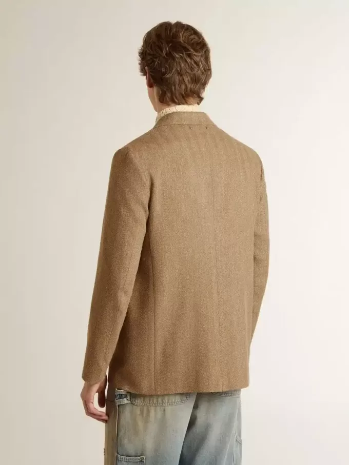 Blazer pentru bărbați, cu un singur rând de nasturi, din amestec de in de culoare nisipiu, cu model chevron. Blazer pentru bărbați, cu un singur rând de nasturi, din amestec de in de culoare nisipiu, cu model chevron.