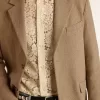 Blazer pentru bărbați, cu un singur rând de nasturi, din amestec de in de culoare nisipiu, cu model chevron. Blazer pentru bărbați, cu un singur rând de nasturi, din amestec de in de culoare nisipiu, cu model chevron.