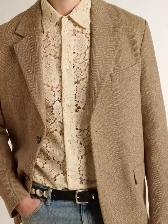 Blazer pentru bărbați, cu un singur rând de nasturi, din amestec de in de culoare nisipiu, cu model chevron. Blazer pentru bărbați, cu un singur rând de nasturi, din amestec de in de culoare nisipiu, cu model chevron.