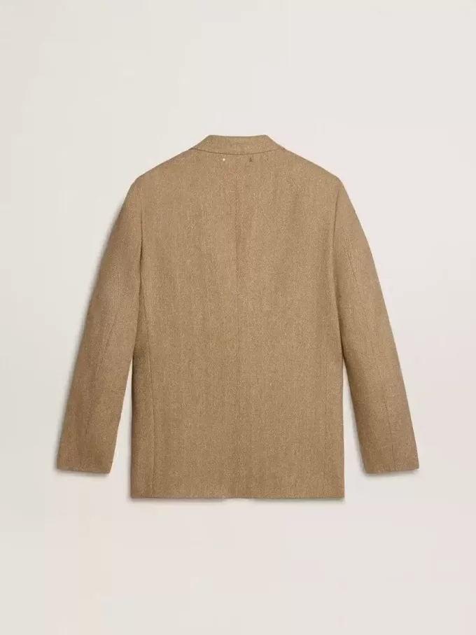 Blazer pentru bărbați, cu un singur rând de nasturi, din amestec de in de culoare nisipiu, cu model chevron. Blazer pentru bărbați, cu un singur rând de nasturi, din amestec de in de culoare nisipiu, cu model chevron.