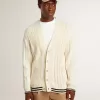 Cardigan alb din bumbac pentru bărbați, cu model împletit și nervuri albastre Cardigan alb din bumbac pentru bărbați, cu model împletit și nervuri albastre