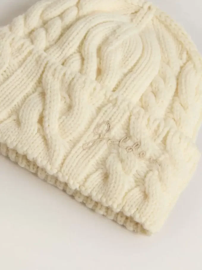 Căciulă albă din lână cu broderie Căciulă albă din lână cu broderie