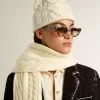 Căciulă albă din lână cu broderie Căciulă albă din lână cu broderie