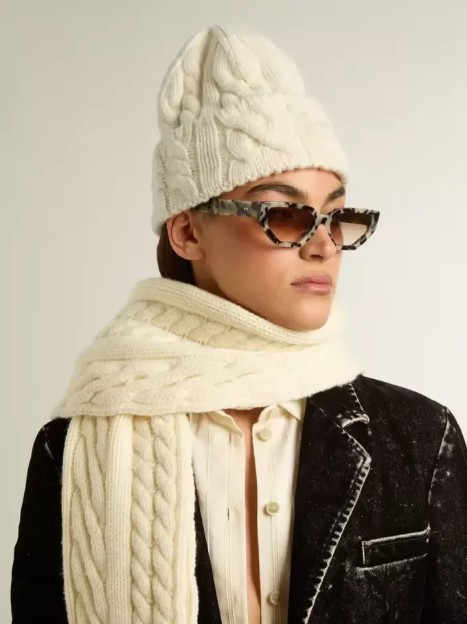 Căciulă albă din lână cu broderie Căciulă albă din lână cu broderie
