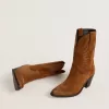 Cizme joase Wish Star pentru femei, din piele de căprioară de culoare coniac, cu broderie în formă de stea Cizme joase Wish Star pentru femei, din piele de căprioară de culoare coniac, cu broderie în formă de stea