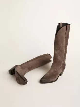 Cizme Wish Star din piele de căprioară maro închis cu inserție ton pe ton în formă de stea Cizme Wish Star din piele de căprioară maro închis cu inserție ton pe ton în formă de stea
