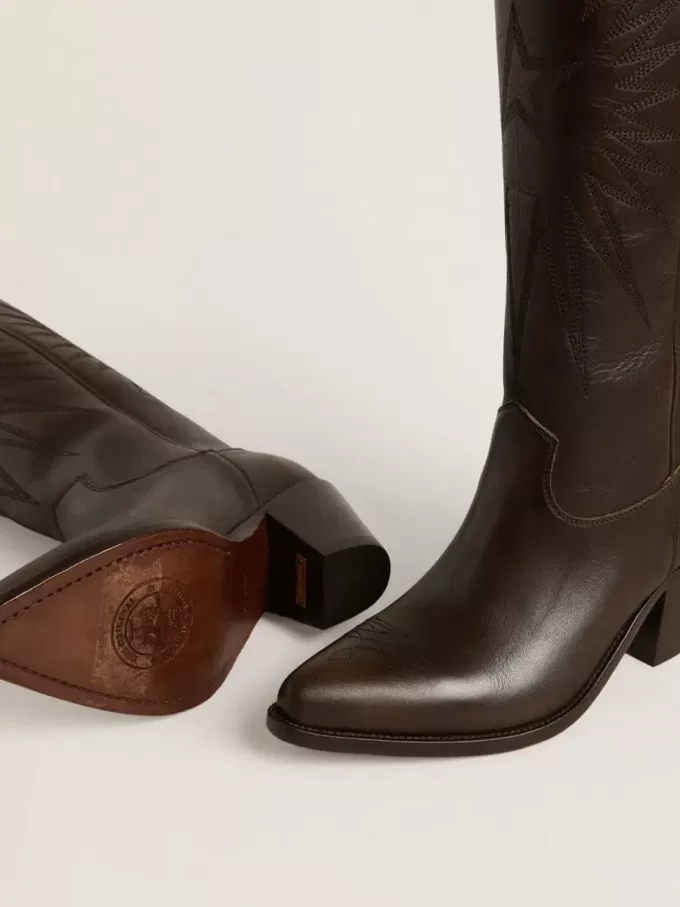 Cizme Wish Star din piele maro închis cu broderie ton pe ton în formă de stea Cizme Wish Star din piele maro închis cu broderie ton pe ton în formă de stea