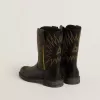 Cizme Wish Young din piele neagră cu broderie cu stele galbene Cizme Wish Young din piele neagră cu broderie cu stele galbene