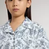 Cămașă albă croită pentru fete, cu imprimeu albastru Cămașă albă croită pentru fete, cu imprimeu albastru