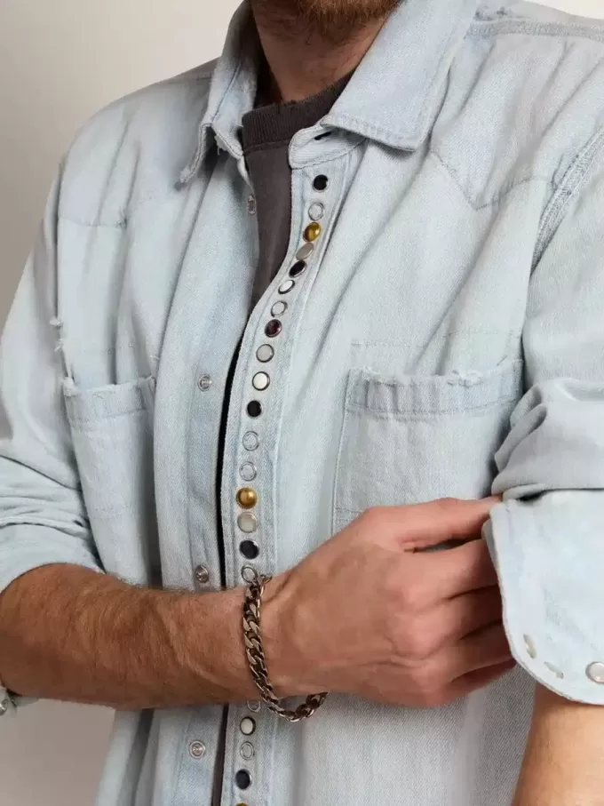 Cămașă din denim albă pentru bărbați, cu ținte ciocănite Cămașă din denim albă pentru bărbați, cu ținte ciocănite