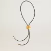 Colier Jewelmates bolo tie din piele neagră cu detalii metalice aurii antichizate