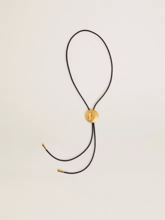 Colier Jewelmates bolo tie din piele neagră cu detalii metalice aurii antichizate