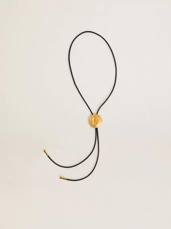 Colier Jewelmates bolo tie din piele neagră cu detalii metalice aurii antichizate
