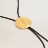 Colier Jewelmates bolo tie din piele neagră cu detalii metalice aurii antichizate