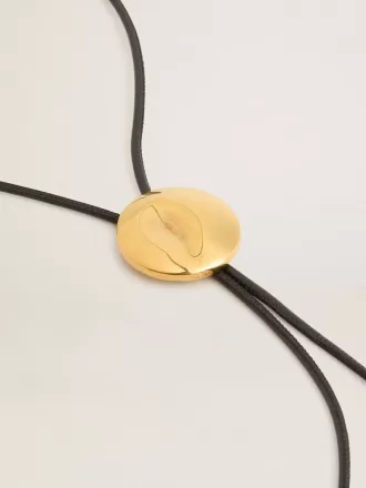 Colier Jewelmates bolo tie din piele neagră cu detalii metalice aurii antichizate