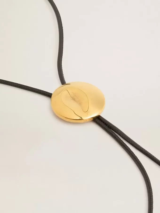 Colier Jewelmates bolo tie din piele neagră cu detalii metalice aurii antichizate
