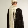 Eșarfă albă din lână cu broderie Eșarfă albă din lână cu broderie