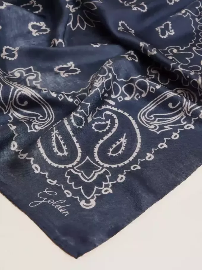 Eșarfă Golden Collection albastru denim cu model paisley Eșarfă Golden Collection albastru denim cu model paisley