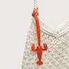 Geantă macramé pentru femei din bumbac de culoarea untului, cu un charm din piele în formă de homar Geantă macramé pentru femei din bumbac de culoarea untului, cu un charm din piele în formă de homar