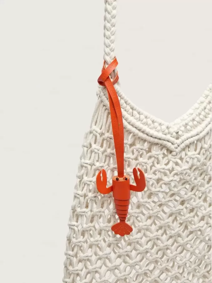 Geantă macramé pentru femei din bumbac de culoarea untului, cu un charm din piele în formă de homar Geantă macramé pentru femei din bumbac de culoarea untului, cu un charm din piele în formă de homar
