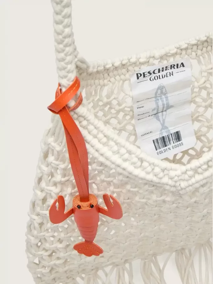 Geantă macramé pentru femei din bumbac de culoarea untului, cu un charm din piele în formă de homar Geantă macramé pentru femei din bumbac de culoarea untului, cu un charm din piele în formă de homar