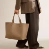 Geantă Pasadena de culoare gri porumbel, din piele netedă, cu logo auriu Geantă Pasadena de culoare gri porumbel, din piele netedă, cu logo auriu