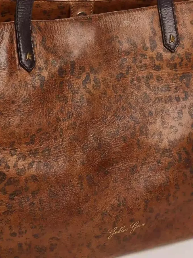 Geantă Pasadena din piele ciocănită cu imprimeu leopard și mânere negre contrastante Geantă Pasadena din piele ciocănită cu imprimeu leopard și mânere negre contrastante