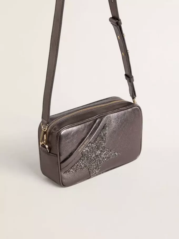 Geantă Star din piele metalizată gri cu stea din cristal Swarovski Geantă Star din piele metalizată gri cu stea din cristal Swarovski