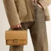 Geantă Venezia din piele embosată de culoare galben ocru, cu detalii aurii Geantă Venezia din piele embosată de culoare galben ocru, cu detalii aurii