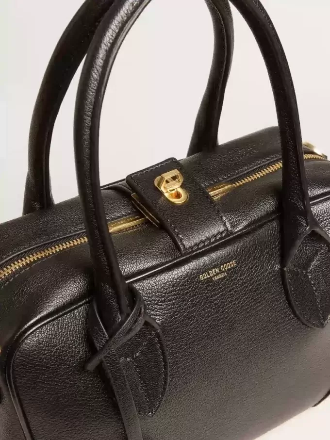 Geantă Vita din piele de oaie neagră cu detalii aurii
