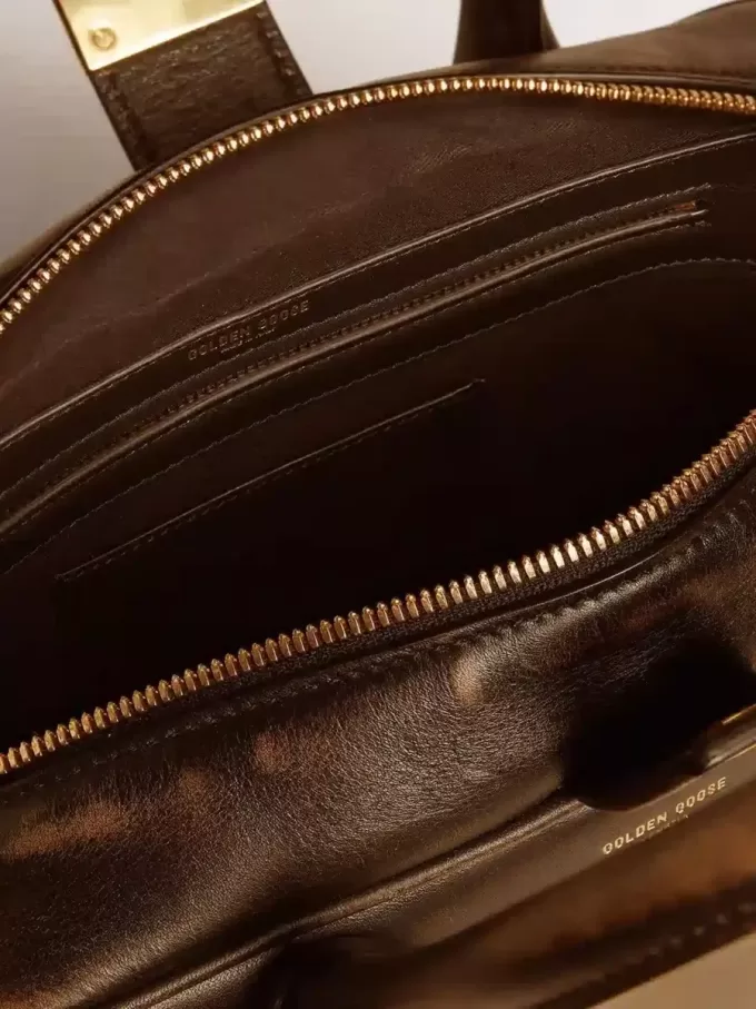 Geantă Vita din piele neagră cu aspect uzat și detalii aurii