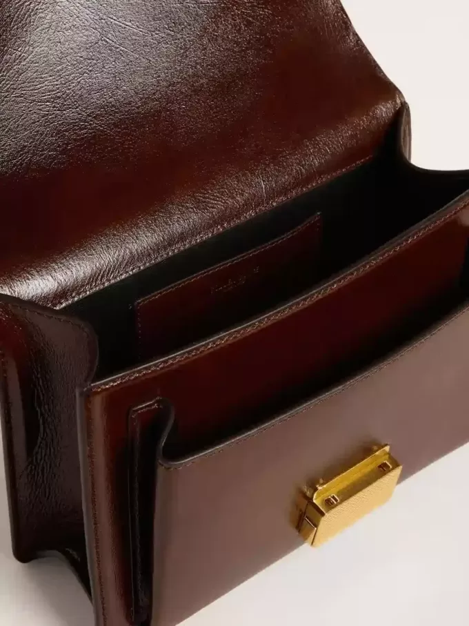 Geanta Venezia din piele laminată maro închis cu detalii aurii Geanta Venezia din piele laminată maro închis cu detalii aurii