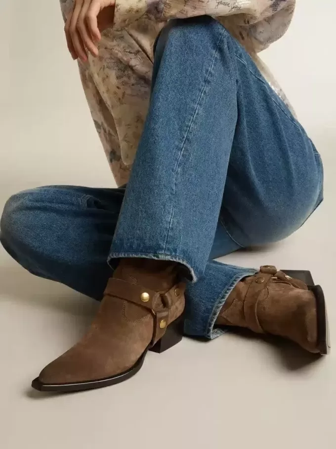 Ghete Debbie joase din piele de căprioară gri-porumbel cu cataramă detașabilă Ghete Debbie joase din piele de căprioară gri-porumbel cu cataramă detașabilă