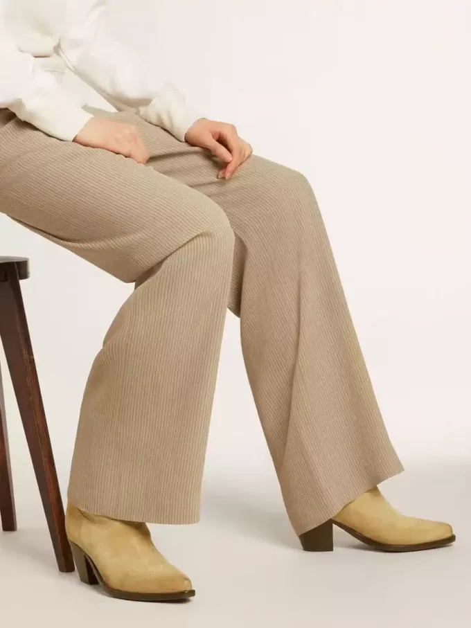 Ghete joase Wish Star din piele de căprioară cerată de culoare nisipiu, cu broderie în formă de stea Ghete joase Wish Star din piele de căprioară cerată de culoare nisipiu, cu broderie în formă de stea