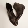 Ghete tinerești din piele neagră cu broderie de culoare nisipiu Ghete tinerești din piele neagră cu broderie de culoare nisipiu