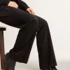 Ghete tinerești din piele neagră cu broderie de culoare nisipiu Ghete tinerești din piele neagră cu broderie de culoare nisipiu