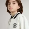 Hanorac polo alb din bumbac pentru copii, cu broderie pe piept și imprimeu pe spate Hanorac polo alb din bumbac pentru copii, cu broderie pe piept și imprimeu pe spate