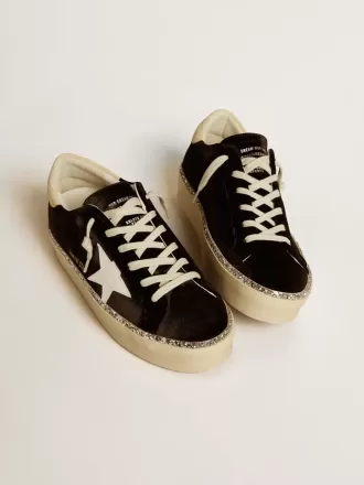 Hi Star din catifea neagră cu stea din piele albă și călcâi din piele întoarsă Hi Star din catifea neagră cu stea din piele albă și călcâi din piele întoarsă