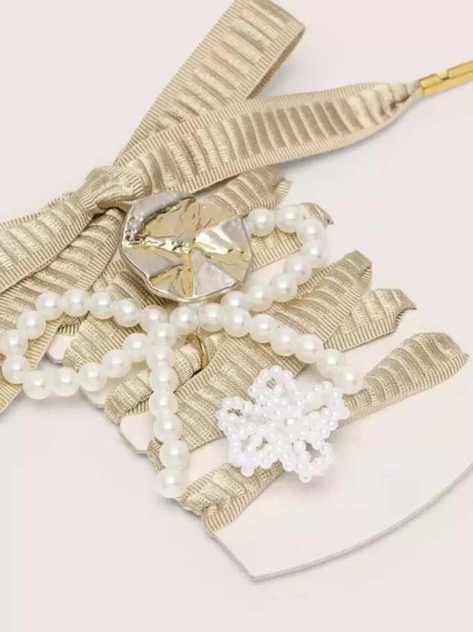 Șireturi brodate bej „Sparkling” cu aplicații din mărgele și charm auriu Șireturi brodate bej „Sparkling” cu aplicații din mărgele și charm auriu
