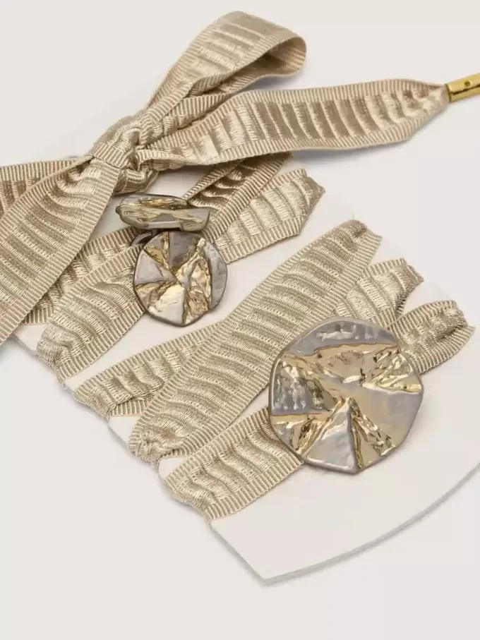 Șireturi brodate „Vintage” bej cu aplicații decorative Șireturi brodate „Vintage” bej cu aplicații decorative