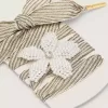 Șireturi „Vintage” cu dungi albe și bej, cu pandantiv în formă de floare Șireturi „Vintage” cu dungi albe și bej, cu pandantiv în formă de floare