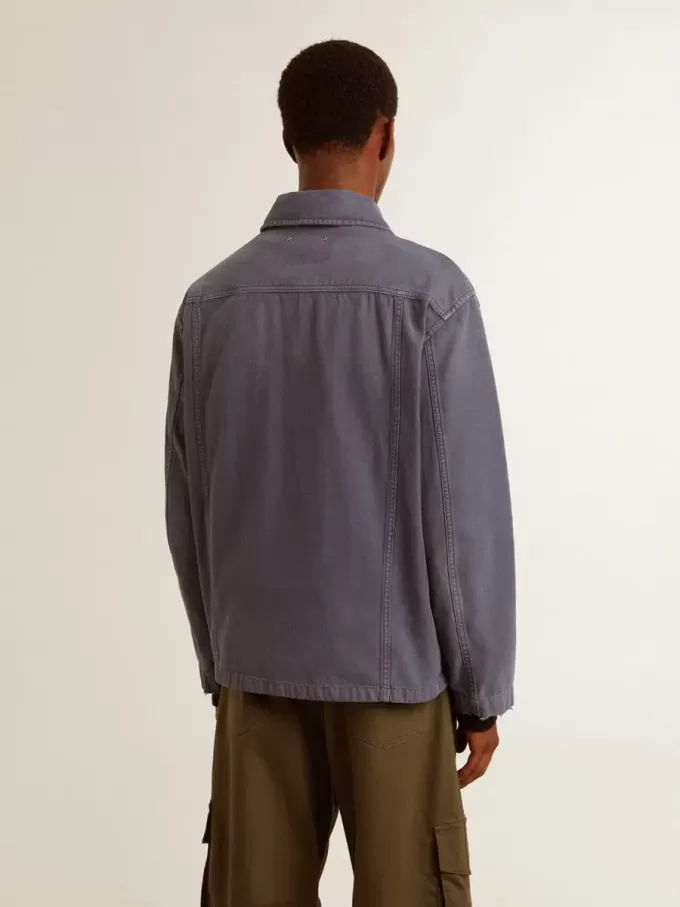 Jacheta albastră pentru bărbați din bumbac denim cu tratament distressat Jacheta albastră pentru bărbați din bumbac denim cu tratament distressat