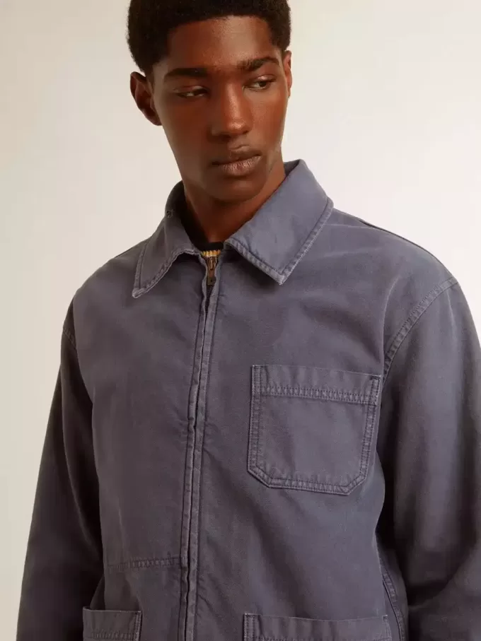 Jacheta albastră pentru bărbați din bumbac denim cu tratament distressat Jacheta albastră pentru bărbați din bumbac denim cu tratament distressat