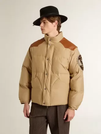 Jacheta bomber bej cu detalii din piele și patch-uri