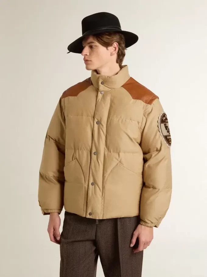 Jacheta bomber bej cu detalii din piele și patch-uri Jacheta bomber bej cu detalii din piele și patch-uri