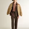 Jacheta bomber bej cu detalii din piele și patch-uri Jacheta bomber bej cu detalii din piele și patch-uri