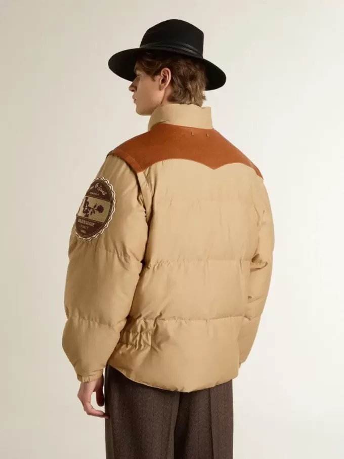 Jacheta bomber bej cu detalii din piele și patch-uri Jacheta bomber bej cu detalii din piele și patch-uri